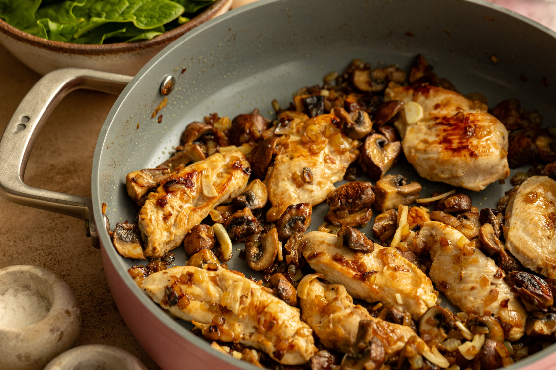 Csirkemell gombával - a hús sütése