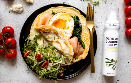 Fitness recept: Sós, fehérjés palacsinta spenóttal, lazaccal és tükörtojással töltve