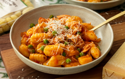 Fitness recept: Egyserpenyős gnocchi tépett csirkével és paradicsomszósszal