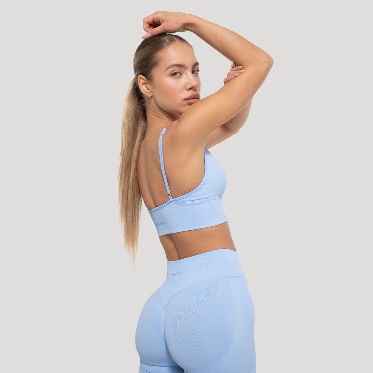 GymBeam Luma Sports Bra Baby Blue - Méret: L | Szín: Kék | Tömeg: 0,108 g | Csomag: 117 · záber 6