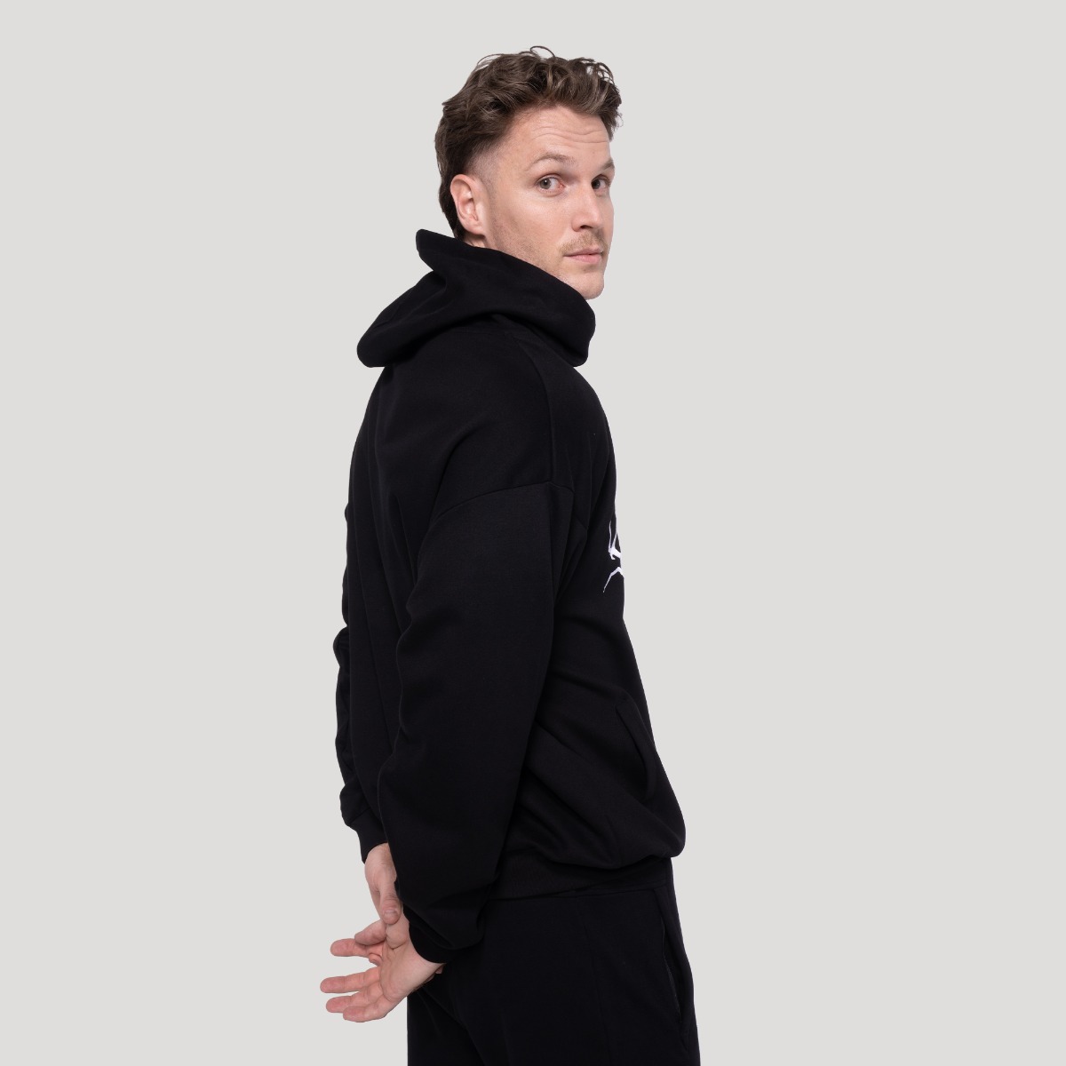 GymBeam Thorn Hoodie Black - Méret: S | Szín: Fekete | Tömeg: 0,6317 g | Csomag: 30 · záber 6