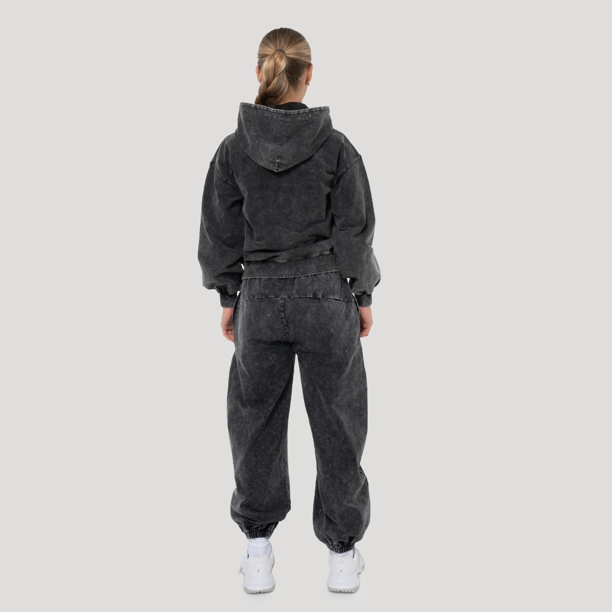 GymBeam Women‘s Abyss Hoodie Charcoal - Méret: XS | Szín: Fekete | Tömeg: 0,64 g | Csomag: 32 · záber 6
