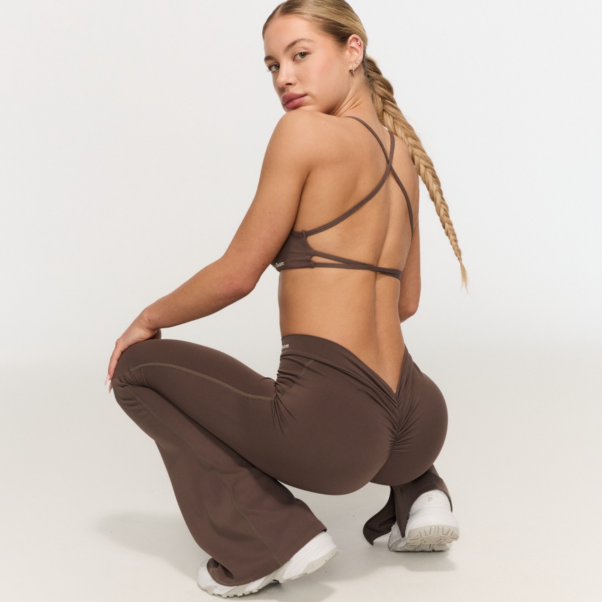 GymBeam Women‘s Fierce V-back Pants Cappuccino - Méret: L | Szín: Barna | Tömeg: 0,232 g | Csomag: 80 · záber 7