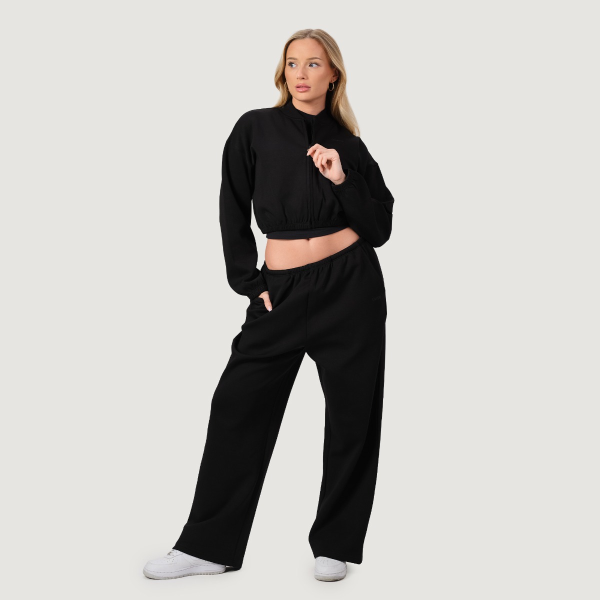 GymBeam Women‘s NEO Zip-Up Sweatshirt Black - Méret: XS | Szín: Fekete | Tömeg: 0,3333 g | Csomag: 55 · záber 6